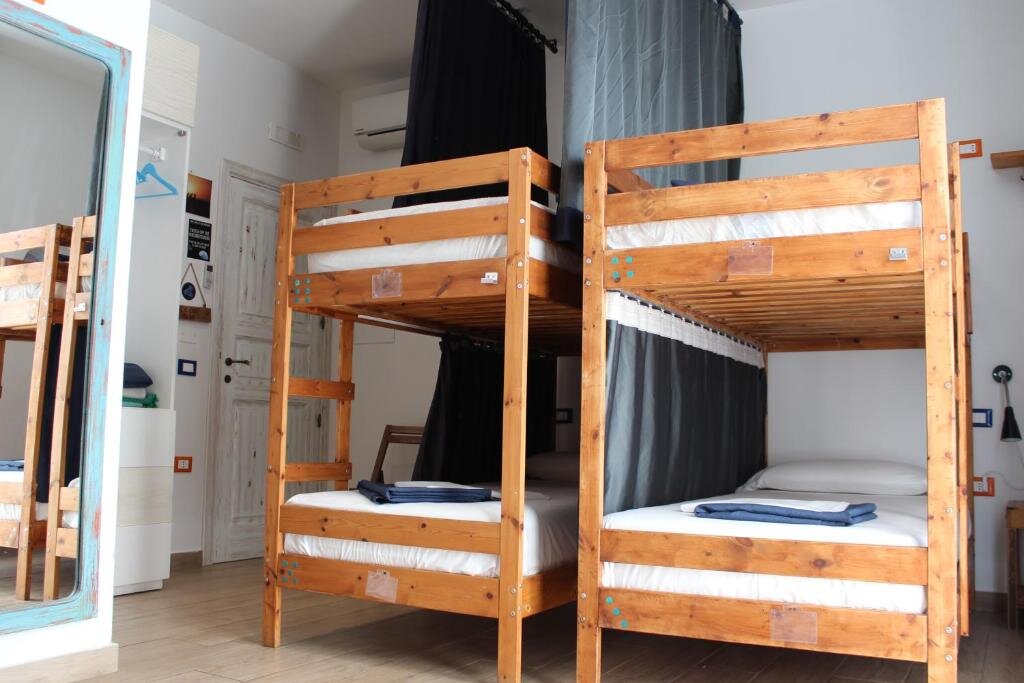 Кровать в общем номере (женский номер) Timbuktu Hostel