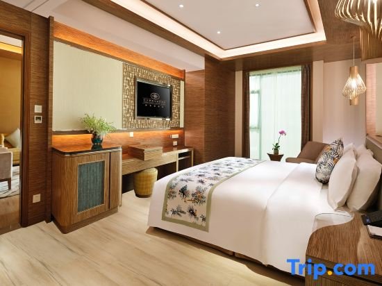 Suite 1 dormitorio con balcón y con vista al jardín Regal Palace Resort&Spa