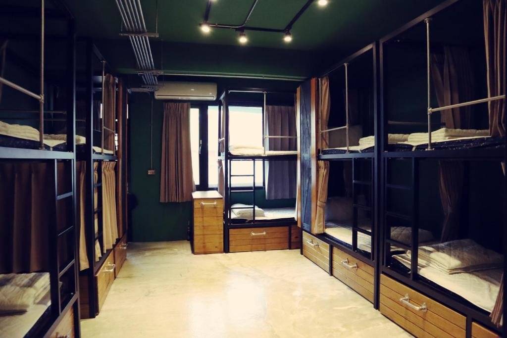 Кровать в общем номере Travel Charger Hostel
