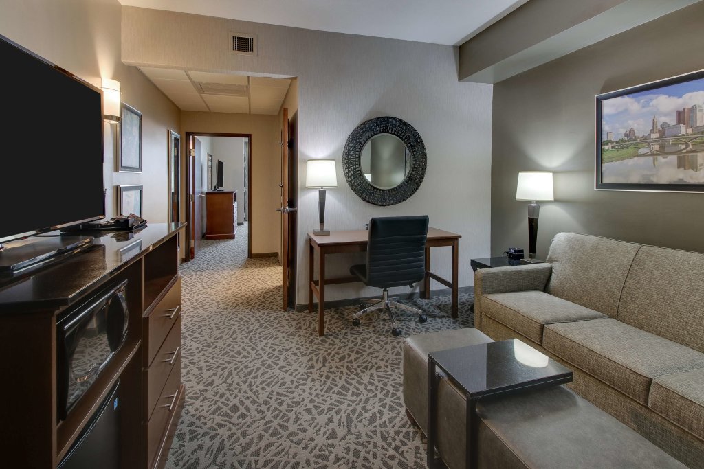Двухместный люкс с 2 комнатами Drury Inn & Suites Cleveland Beachwood