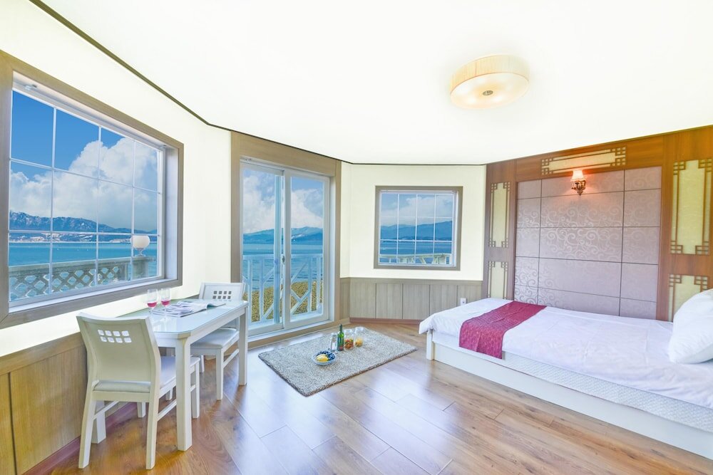 Standard Zimmer 1 Schlafzimmer mit Balkon Ganghwa Bettel Pension