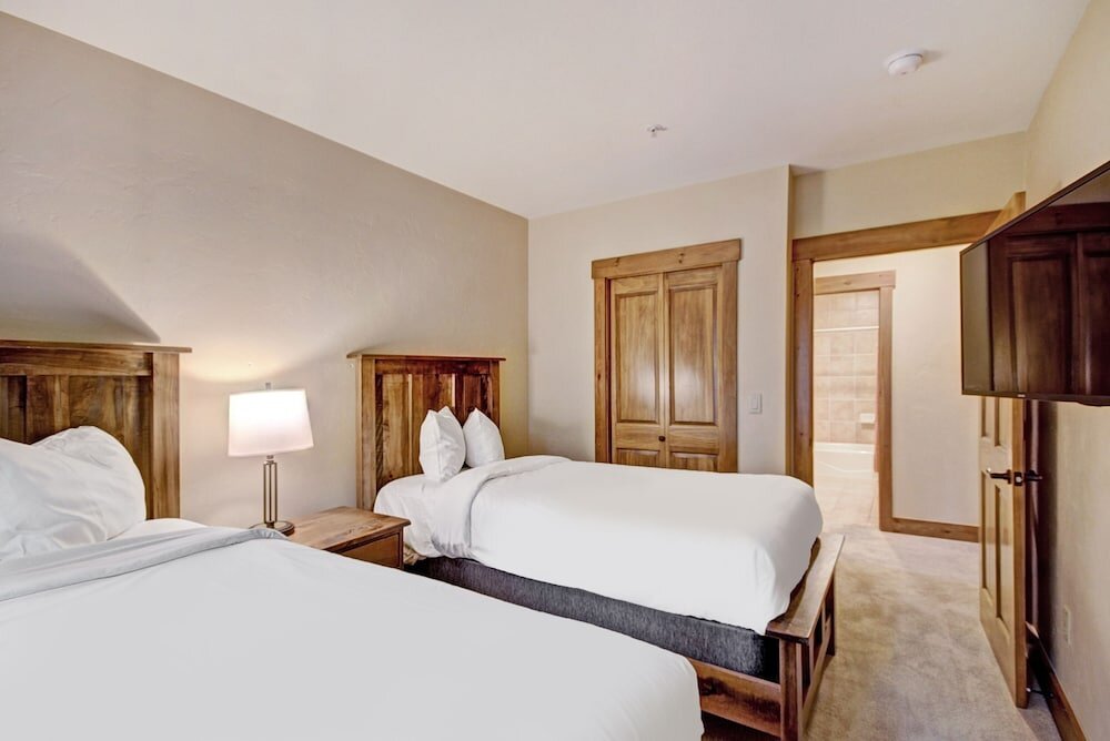 Standard room 2br W/ Deck + Alpine Views Sleeps 6 - Ski-in Access 2 Bedroom Condo by RedAwning