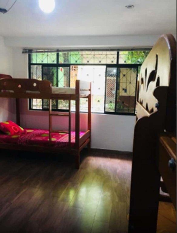 Кровать в общем номере Casa Celestial Iquitos