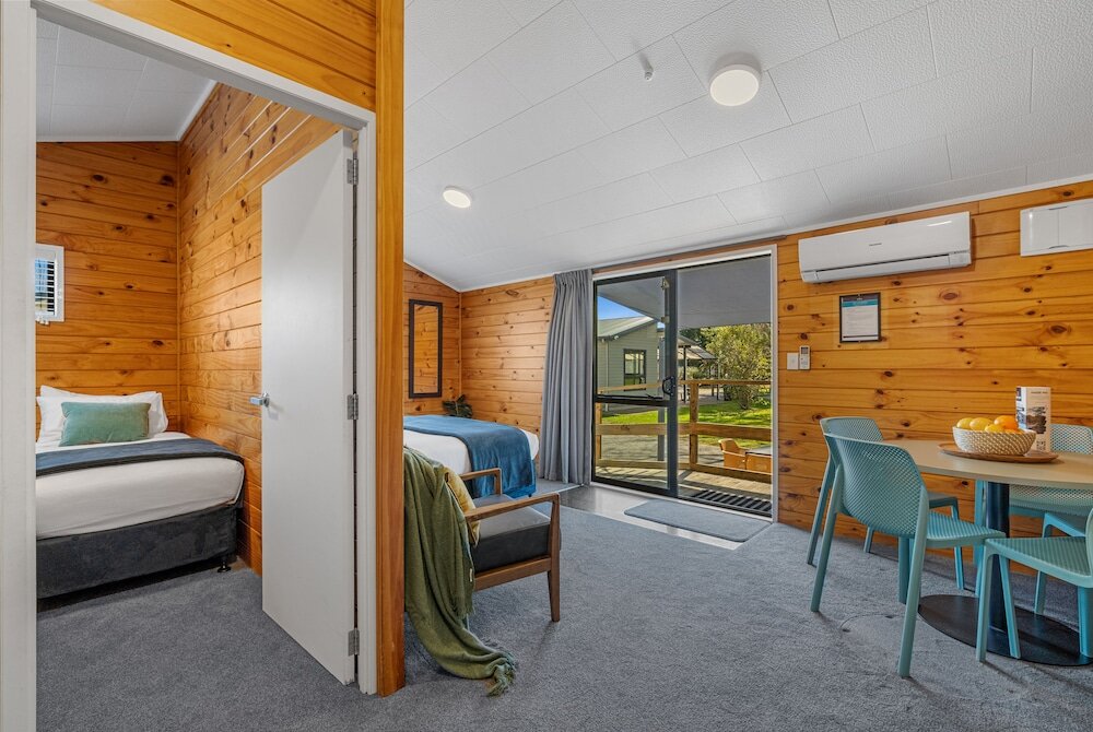 Standard room with pool view Tasman Holiday Parks - Rotorua