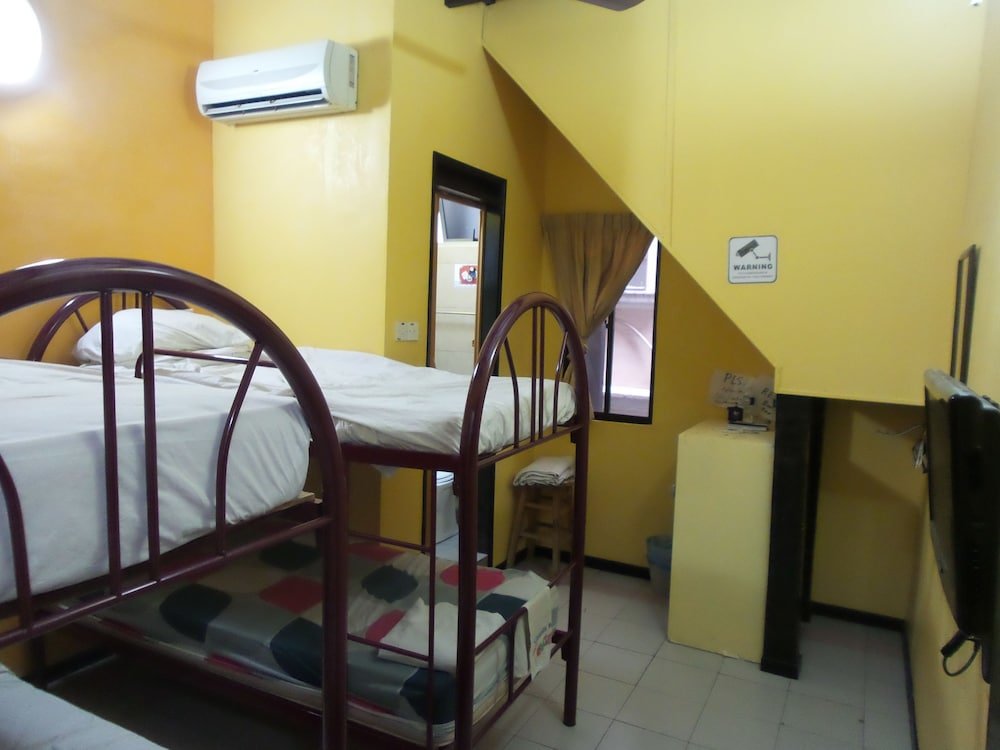 Кровать в общем номере Etika Inn