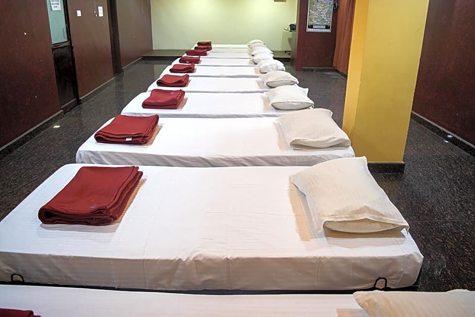 Кровать в общем номере Hotel Lotus