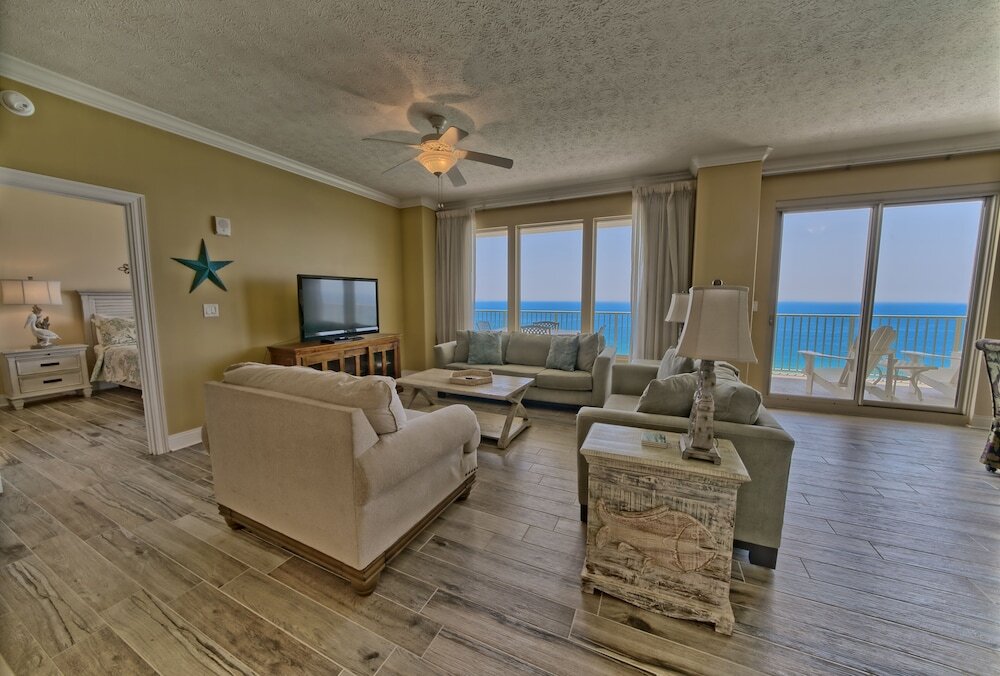 Standard room Deluxe High-Rise Condo Free Poolside WiFi and Beach Access - Unit 2102 by RedAwning