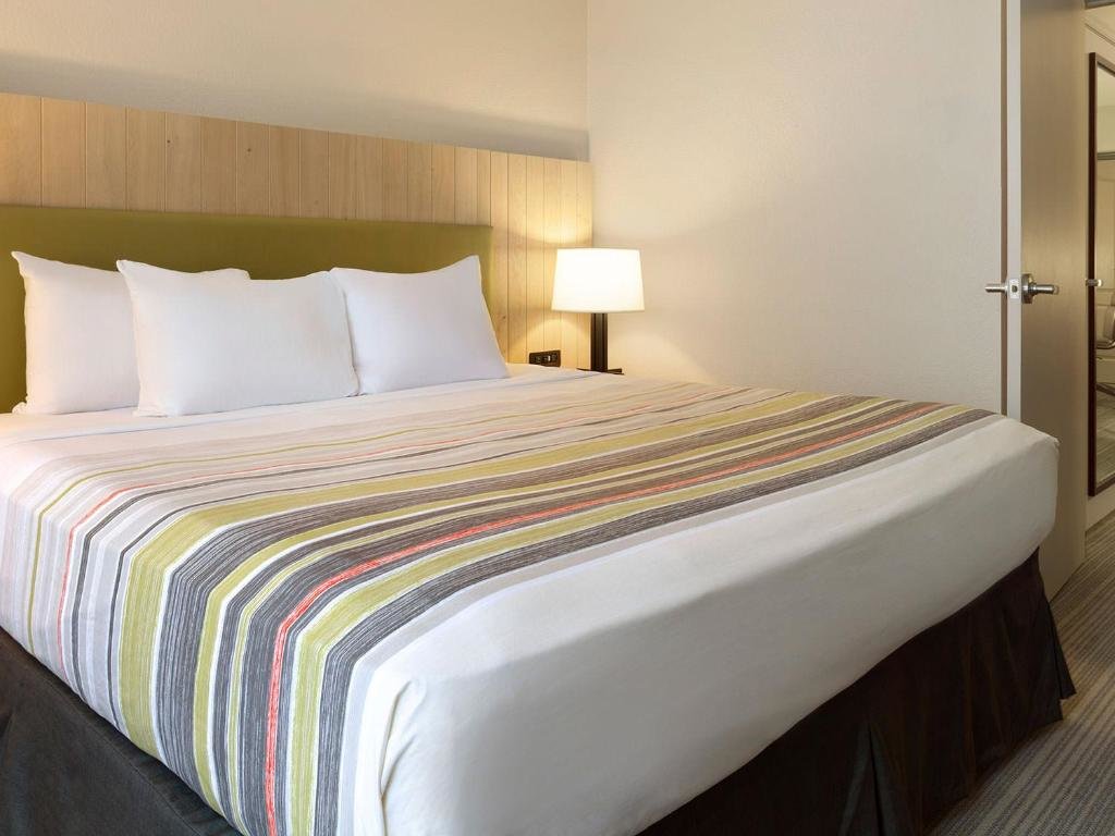 Studio Country Inn & Suites by Radisson, DFW Airport South, TX
