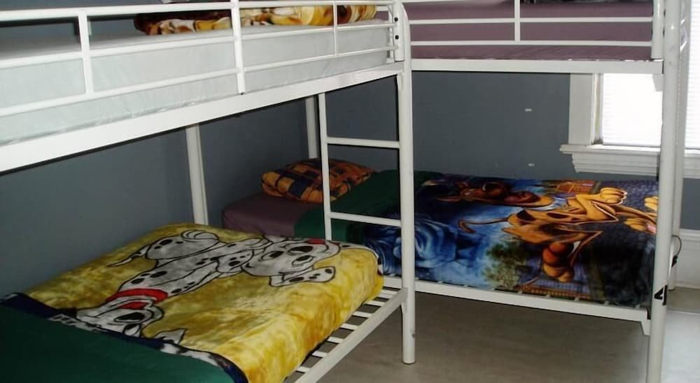 Кровать в общем номере (мужской номер) C&N Backpackers Hostel Vancouver