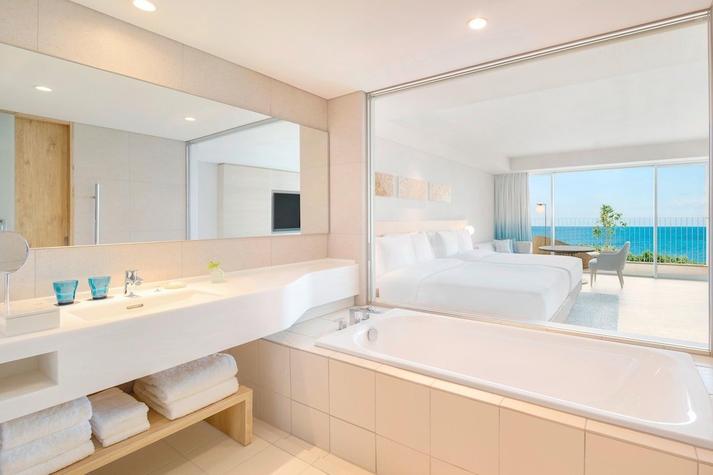 Четырёхместный номер Standard с балконом IRAPH SUI, a Luxury Collection Hotel, Miyako Okinawa