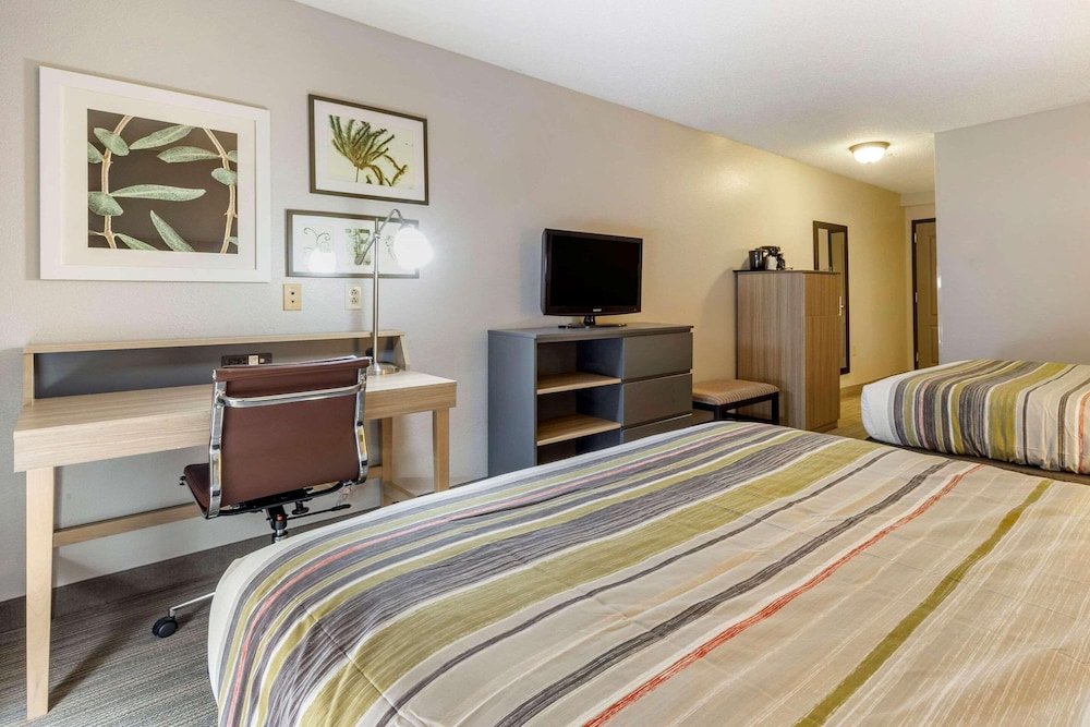 Четырёхместный номер Standard Country Inn & Suites by Radisson, Lumberton, NC