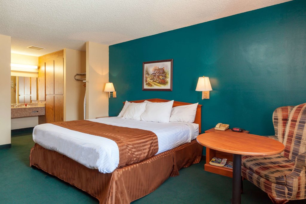 Четырёхместный семейный люкс America's Best Value Inn & Suites Bakersfield Central