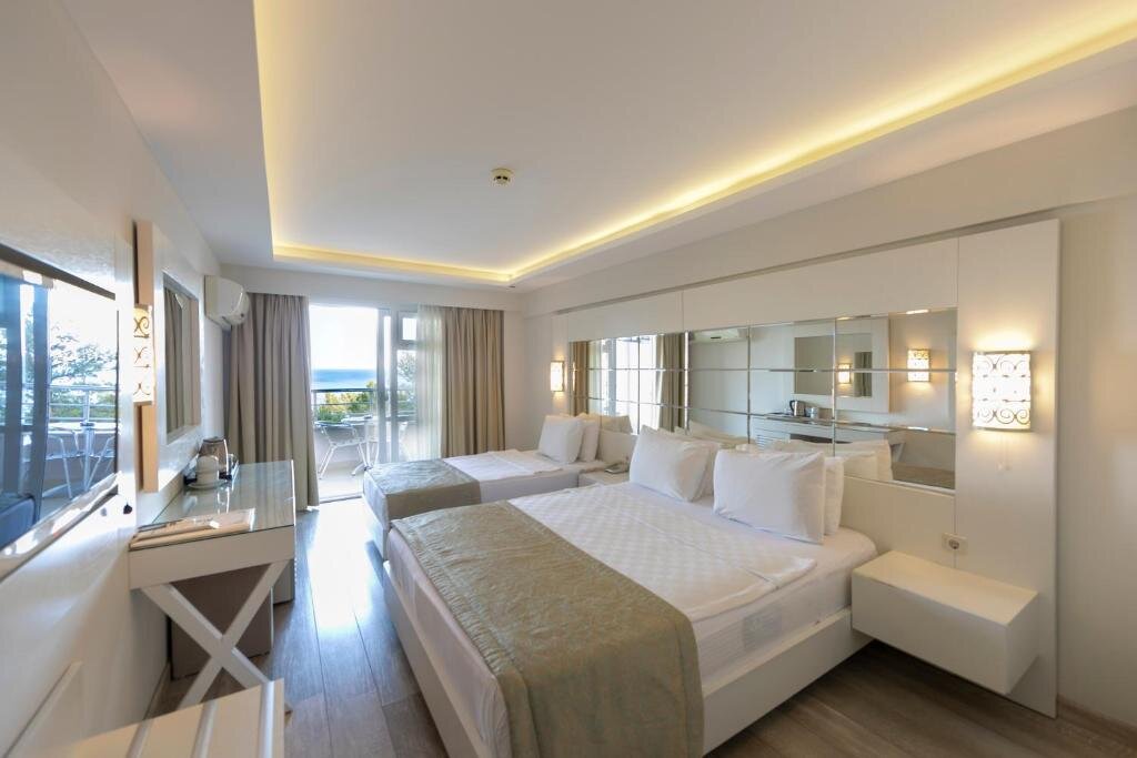 Четырёхместный номер Standard с видом на море Hotel Mavi Deniz