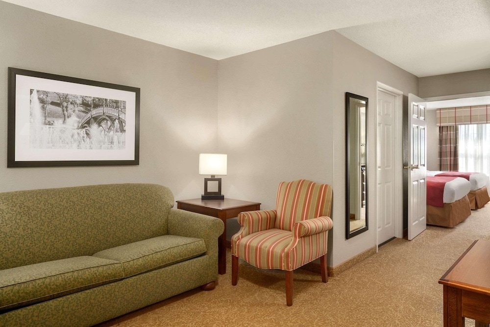 Suite 1 camera da letto Country Inn & Suites by Radisson, Louisville South, KY
