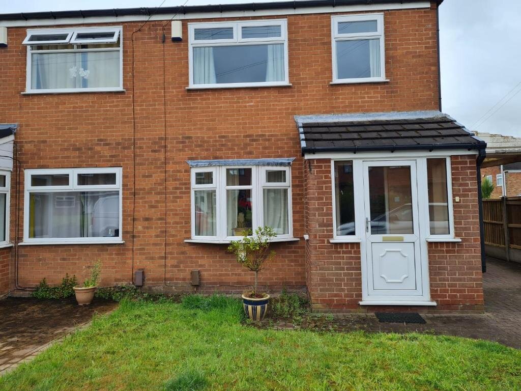 Camera Standard Immaculate 3-bed House With Free Parking in Bolton