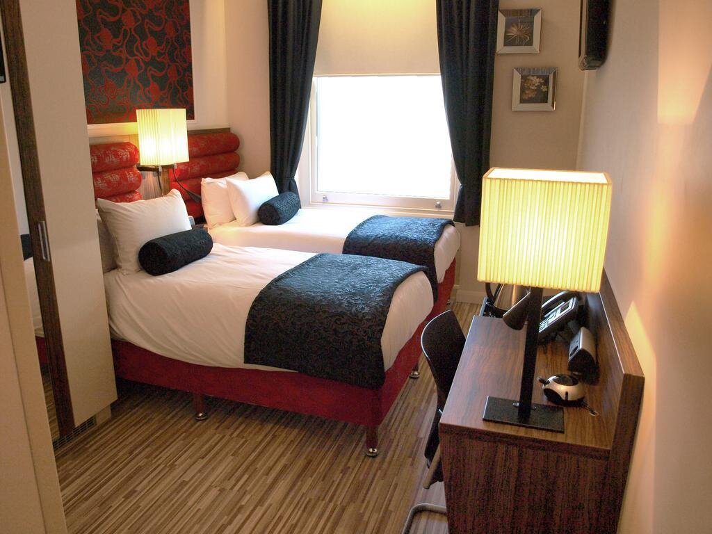 Кровать в общем номере Simply Rooms & Suites