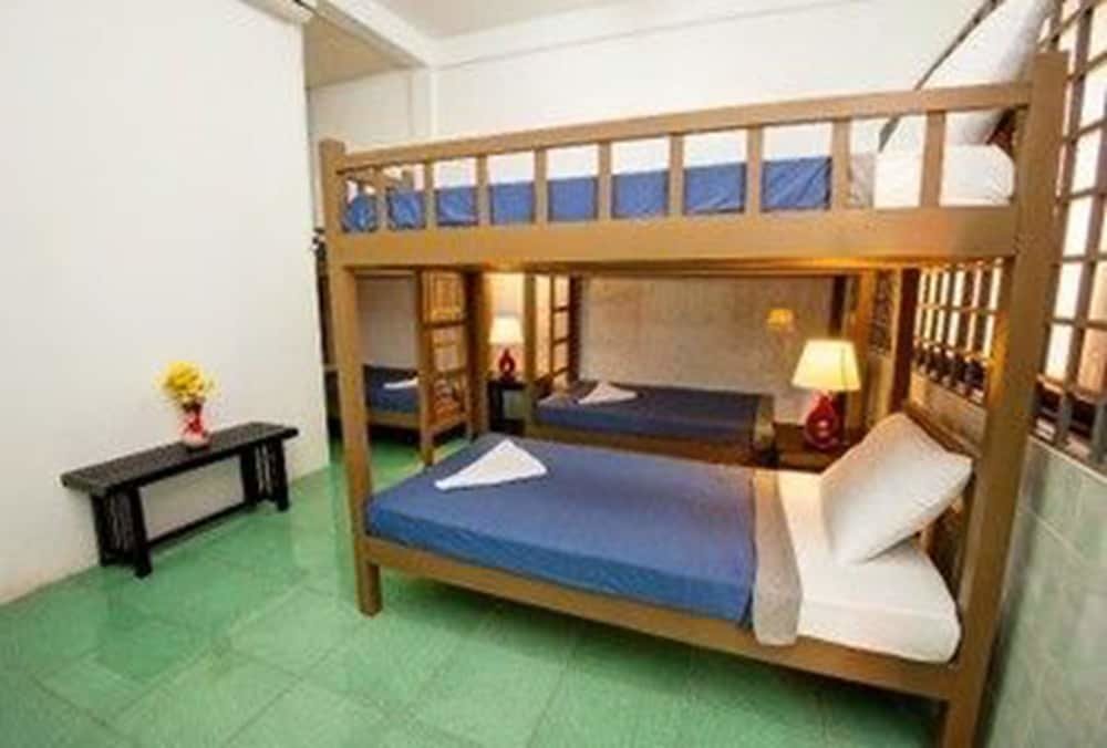 Кровать в общем номере Base Villa
