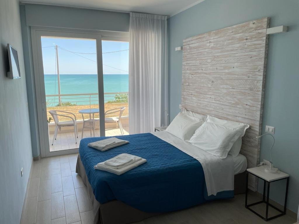 Standard Double room with balcony and with sea view Affittacamere NUMANA VIEW