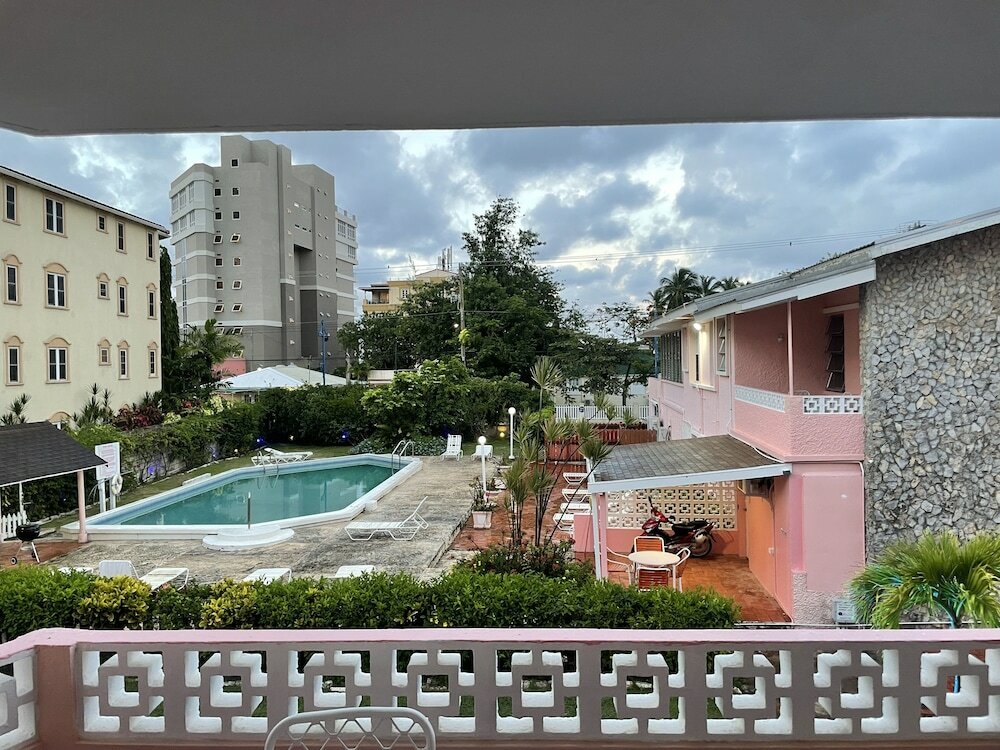 Люкс с балконом и с видом на бассейн The Monteray Hotel
