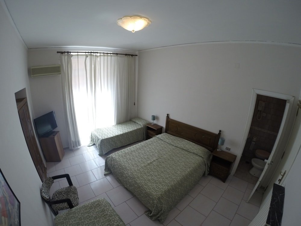 Standard quadruple chambre avec balcon Hotel Borbone di Napoli