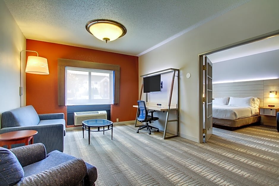 Двухместный люкс c 1 комнатой Holiday Inn Express Milwaukee North - Brown Deer/Mequon, an IHG Hotel
