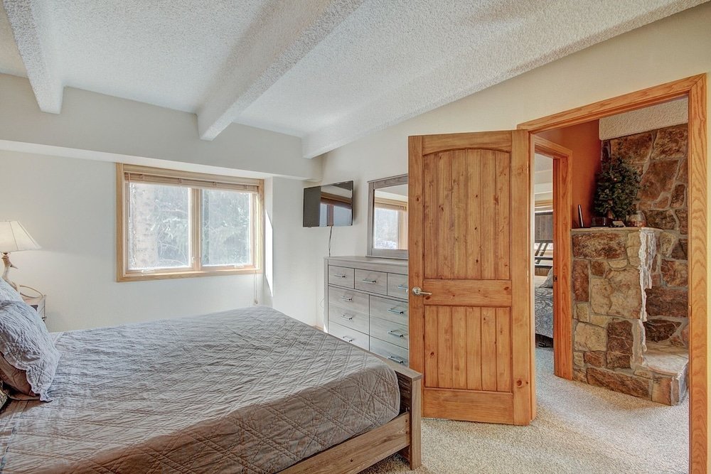 Standard room Peaceful Forested Location Next to River, Ski-in Ski-out Located in Center Village - Ld102 by Redawning