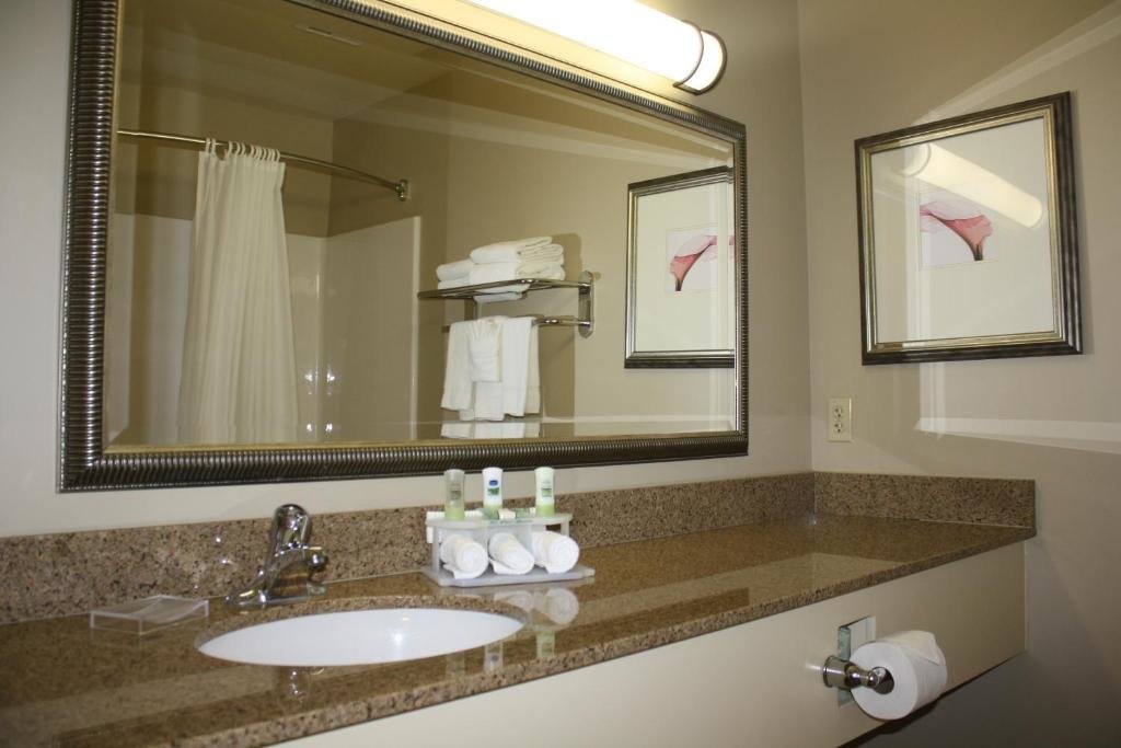 Двухместный номер Standard Country Inn & Suites by Radisson, Asheville at Asheville Outlet Mall, NC