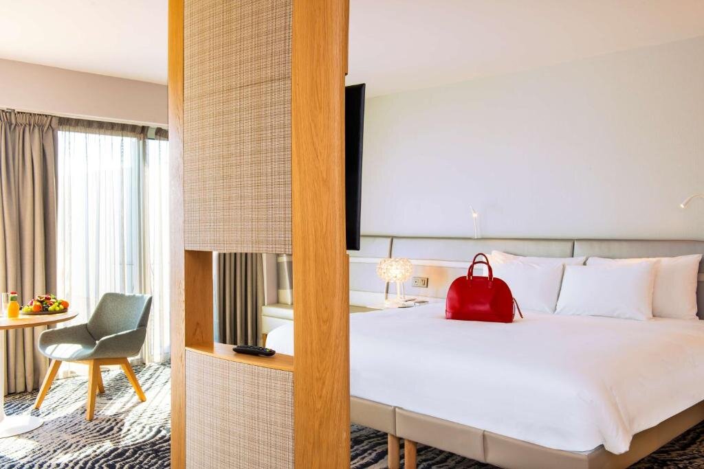 Люкс c 1 комнатой с красивым видом из окна Radisson Blu Hotel Bordeaux