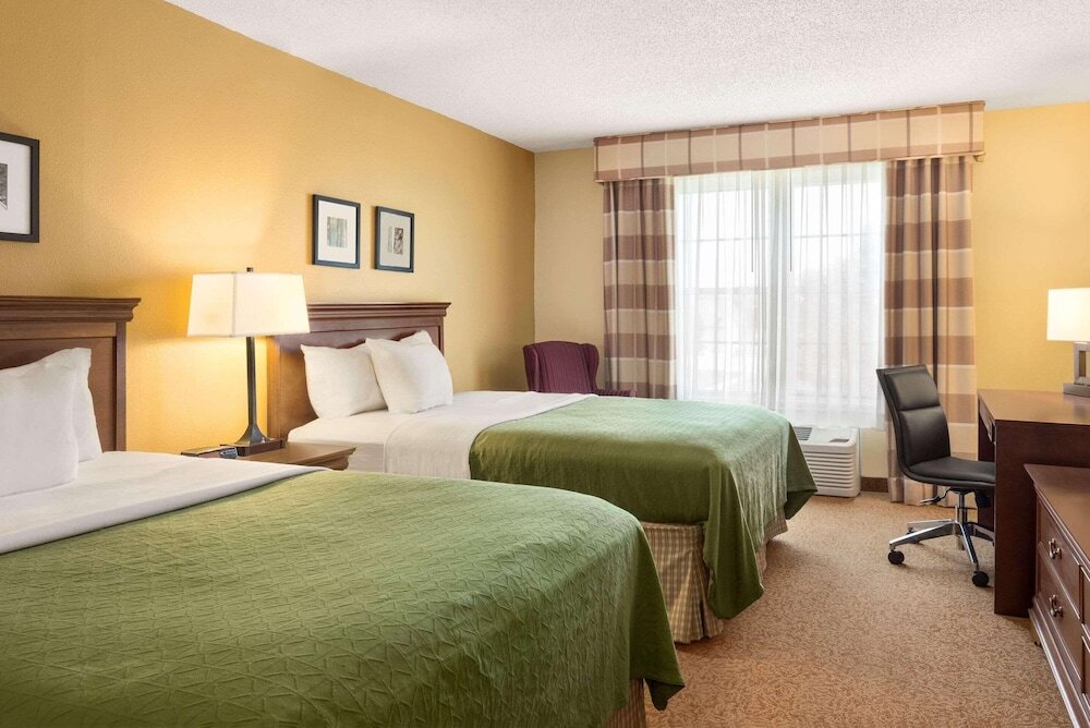 Standard Quadruple room Country Inn & Suites by Radisson, Salina, KS