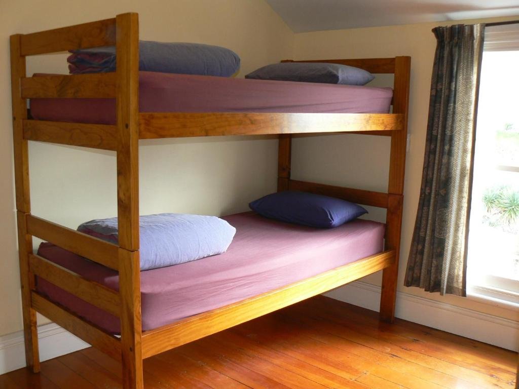 Кровать в общем номере Endless Summer Lodge