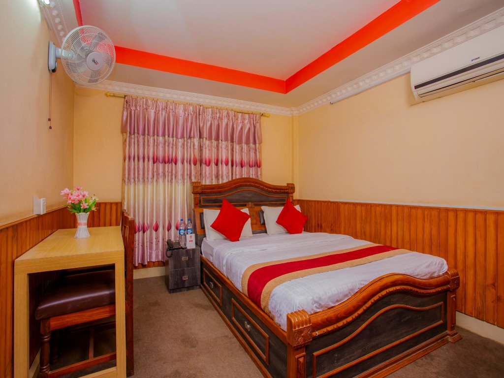 Deluxe room OYO 305 Hotel Gauri