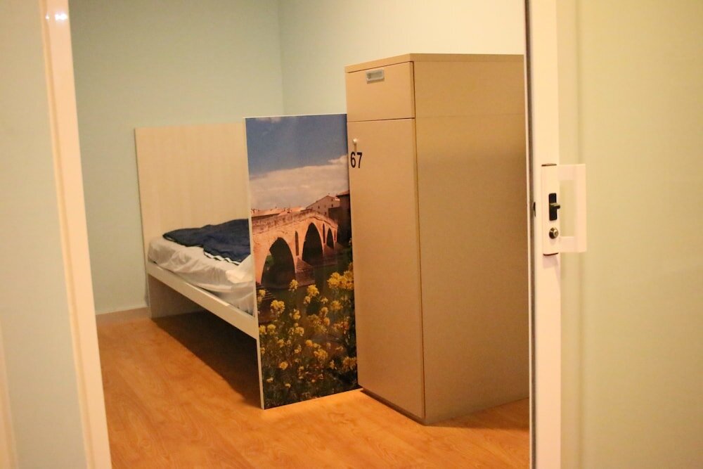 Кровать в общем номере Albergue Compostela