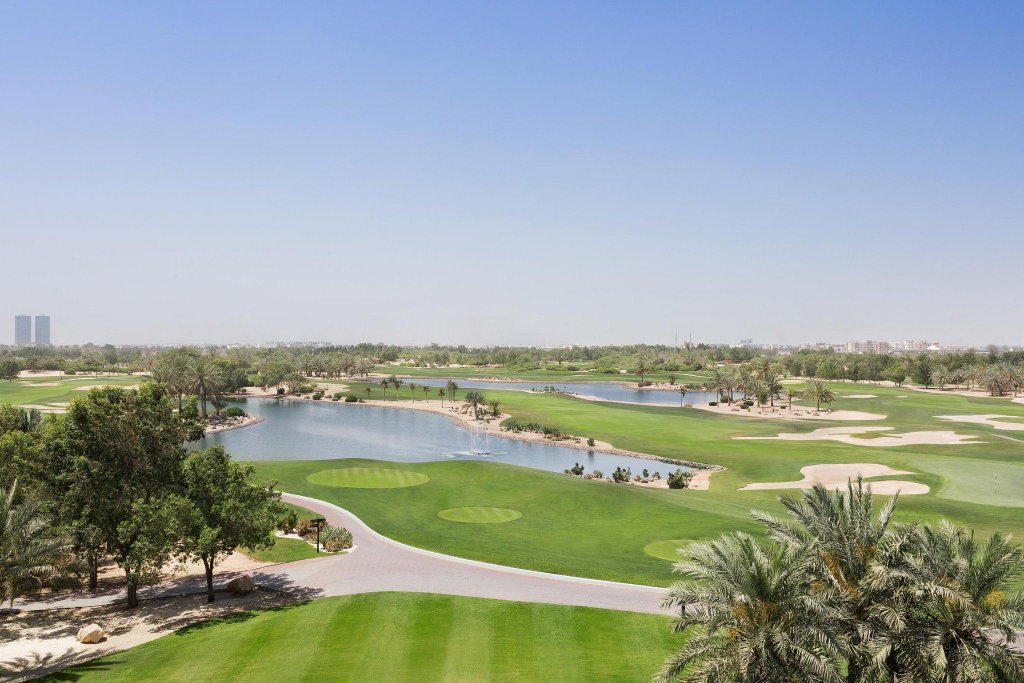 Двухместный номер Deluxe с балконом и с видом на поле для гольфа VOGO Abu Dhabi Golf Resort & Spa Formerly The Westin Abu Dhabi Golf Resort & Spa