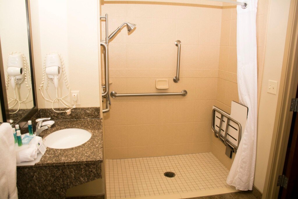 Camera Standard Holiday Inn Express & Suites - Mason City, an IHG Hotel