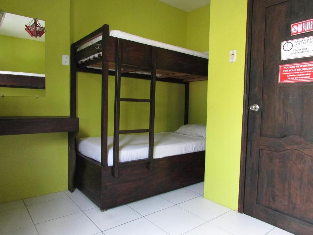 Кровать в общем номере (мужской номер) Dreamkapture Hostel close to the airport and bus terminal