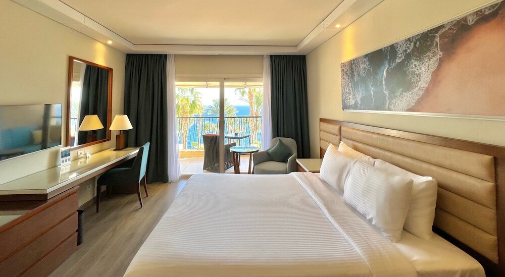Двухместный номер с видом на море Grand Rotana Hotel Resort and Spa