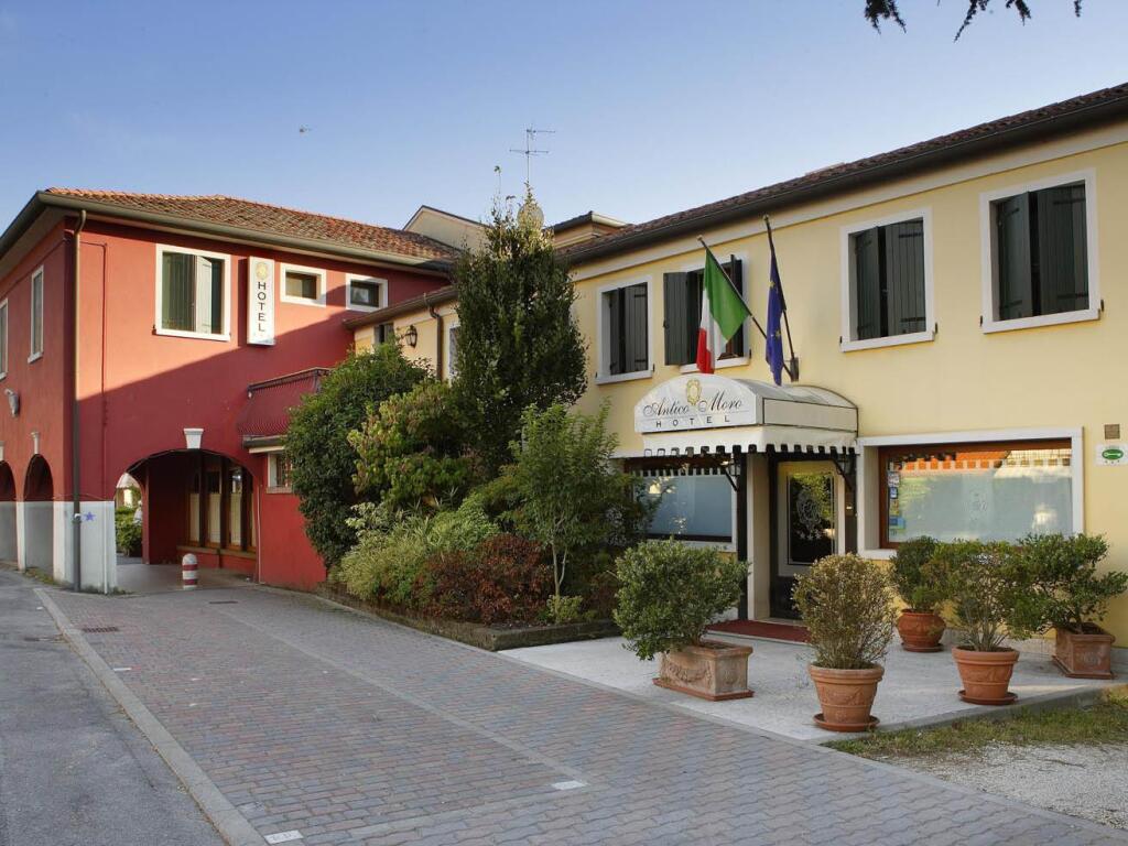 Отель Hotel Antico Moro 3* (61 отзыв) в Целарино, Венето. Забронировать  Hotel Antico Moro 3*. Оплата картами МИР.