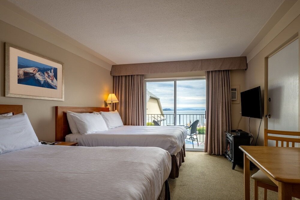 Четырёхместный номер Standard с балконом и с видом на океан Sidney Waterfront Inn & Suites