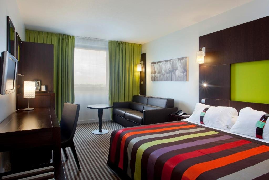 Classic Quadruple room Holiday Inn Dijon, an IHG Hotel