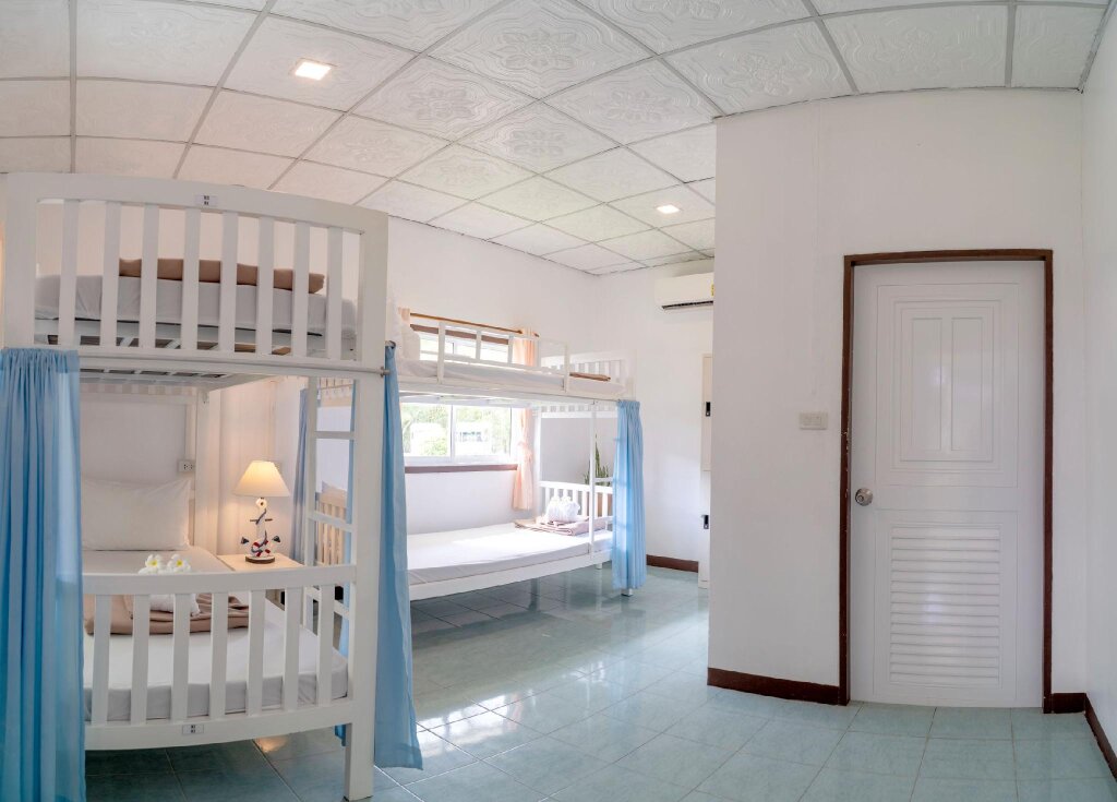 Кровать в общем номере Assava Dive Resort - SHA Plus