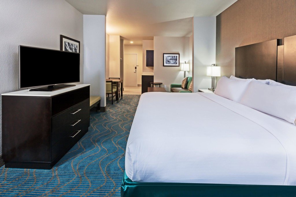 Люкс Holiday Inn Express and Suites Killeen-Fort Hood Area, an IHG Hotel