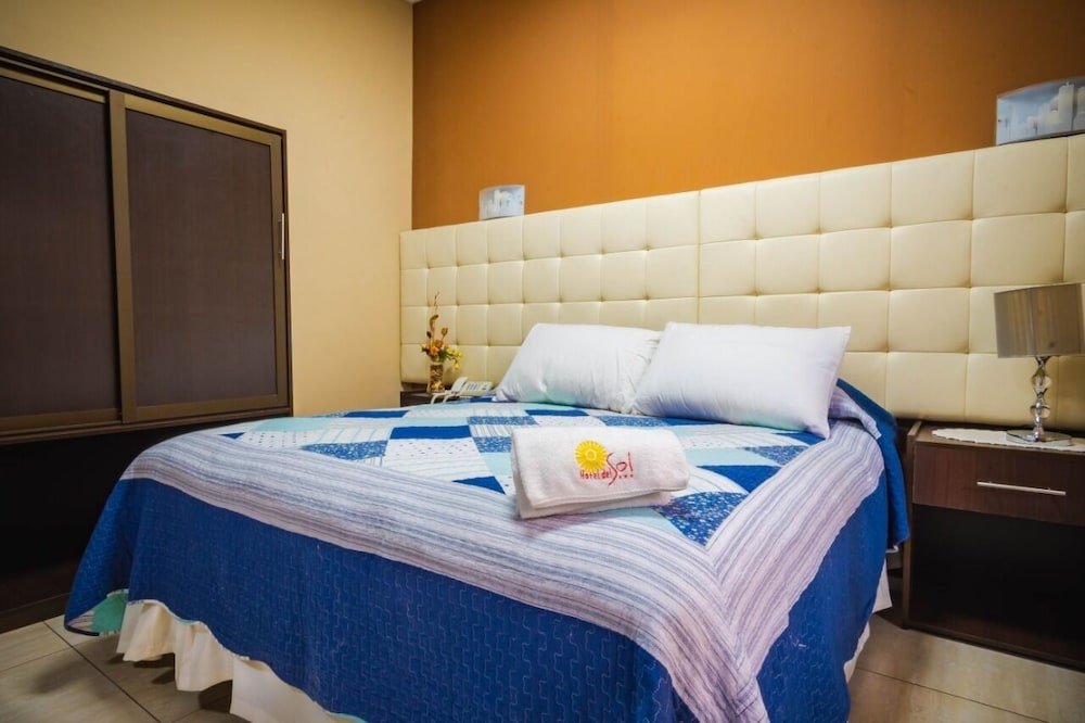 Кровать в общем номере Hotel De Sol