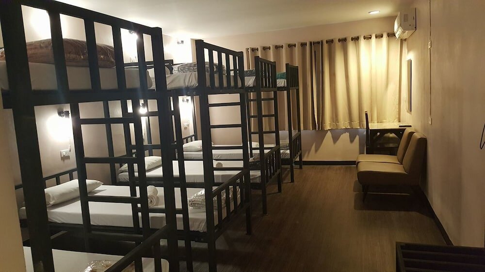 Кровать в общем номере Suksawad Hotel