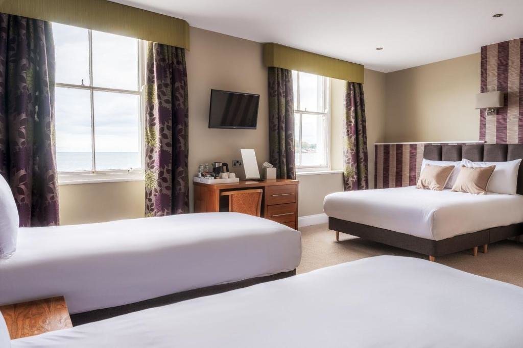 Standard Quadruple room with sea view Esplanade Hotel Llandudno