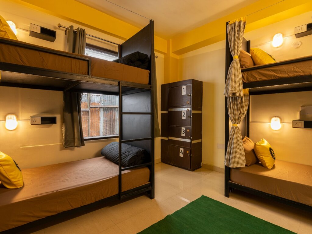 Кровать в общем номере The Hosteller Shimla