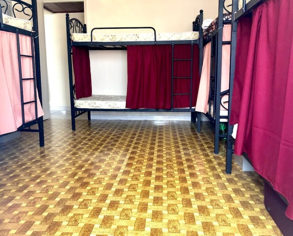 Cama en dormitorio compartido (dormitorio compartido masculino) con balcón y con vista a la ciudad Friends House Hostel