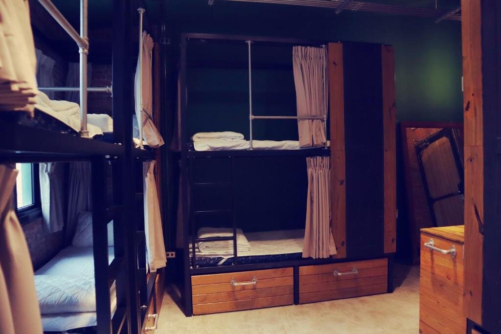 Кровать в общем номере (женский номер) Travel Charger Hostel