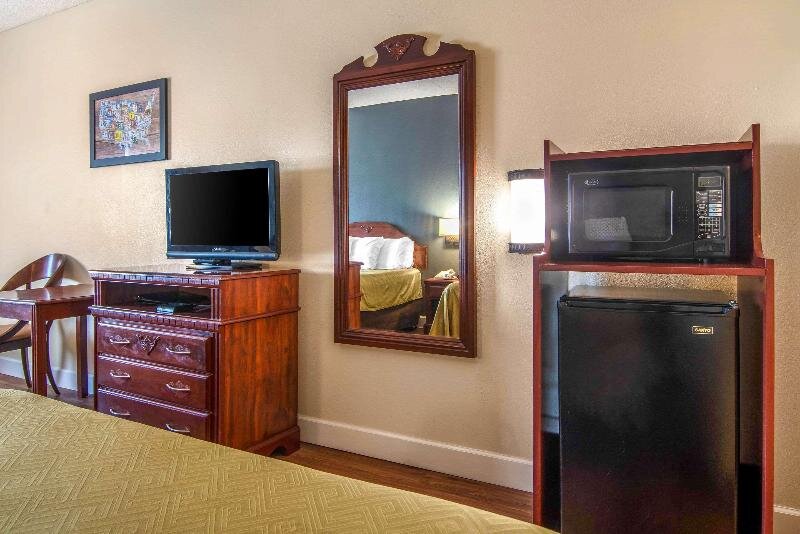 Standard Zimmer Econo Lodge Inn & Suites near Chickamauga Battlefield