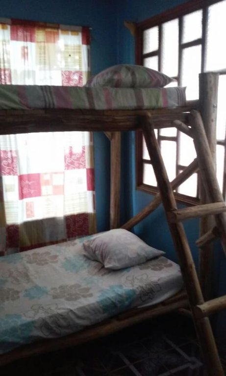 Кровать в общем номере Lunas Hostel