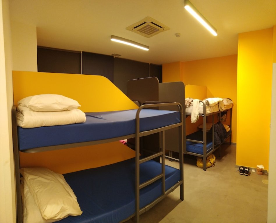 Кровать в общем номере (женский номер) с видом на город All Iron Hostel